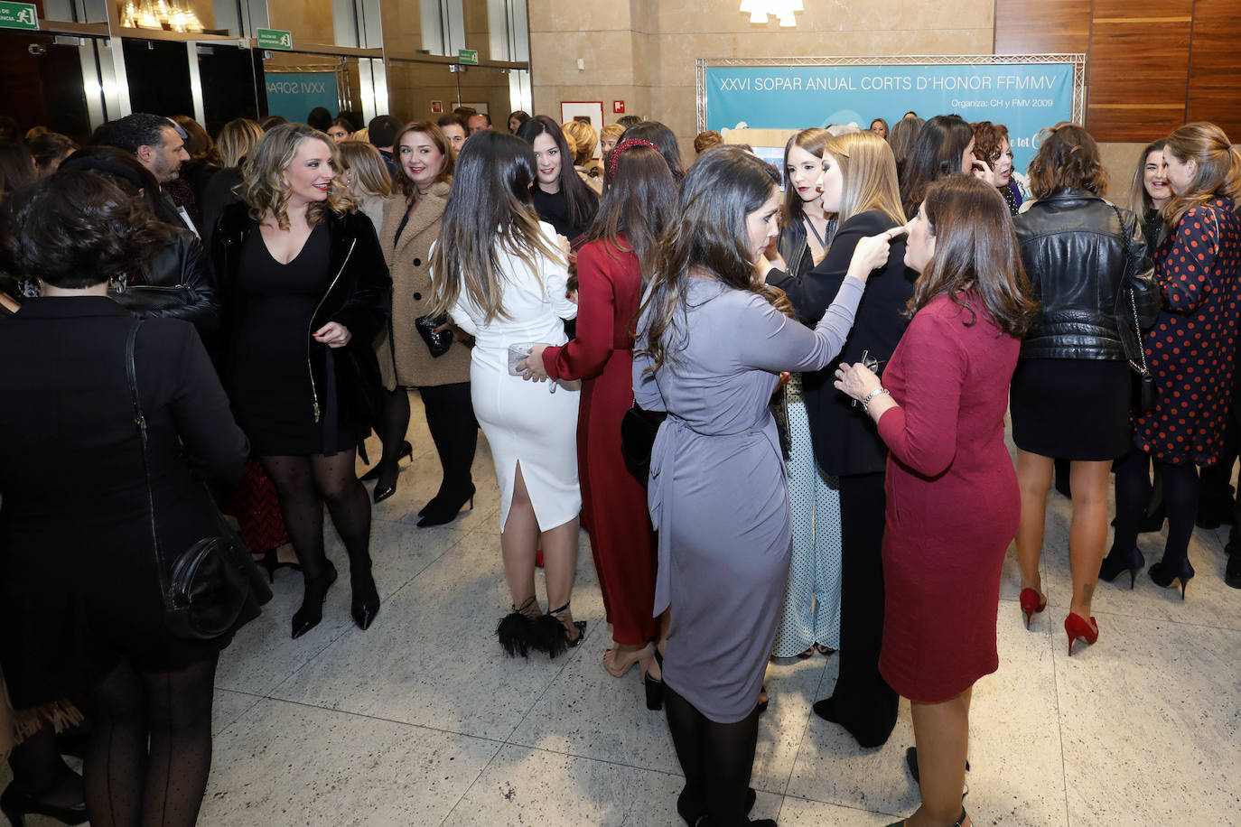 Las falleras mayores de Valencia y sus cortes de honor han celebrado este viernes su tradicional cena de gala anual. La cena se ha celebrado en el restaurante La Ferradura de la Patacona y para el evento se ha creado el lema 'De tot cort'. El festejo solidario, que cumple 26 años de historia, ha recaudado fondos para ayudar a la asociación valenciana del Síndrome de Prader Willi, una enfermedad rara. 