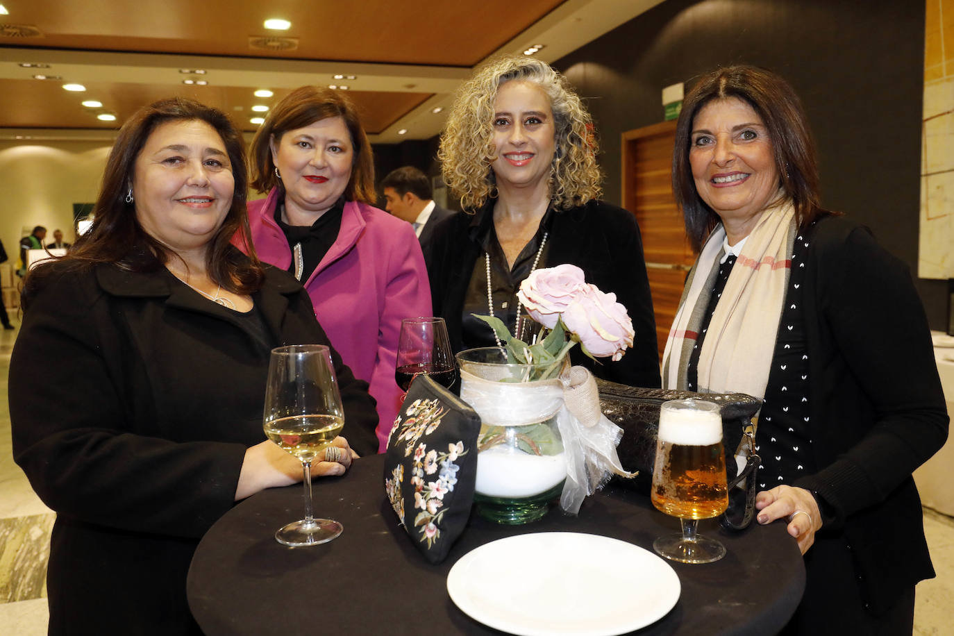 Las falleras mayores de Valencia y sus cortes de honor han celebrado este viernes su tradicional cena de gala anual. La cena se ha celebrado en el restaurante La Ferradura de la Patacona y para el evento se ha creado el lema 'De tot cort'. El festejo solidario, que cumple 26 años de historia, ha recaudado fondos para ayudar a la asociación valenciana del Síndrome de Prader Willi, una enfermedad rara. 