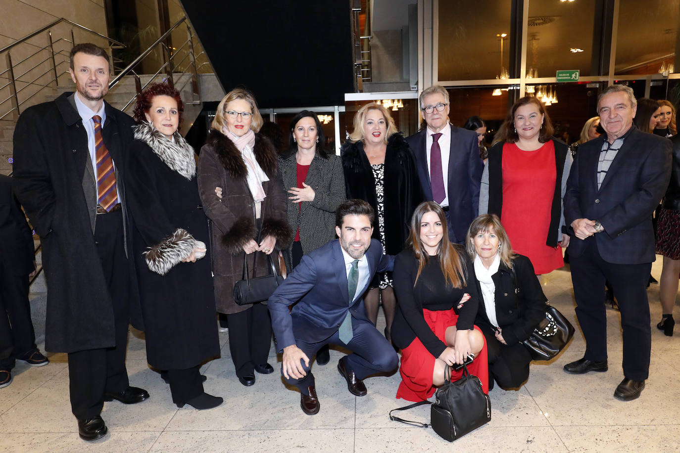 Las falleras mayores de Valencia y sus cortes de honor han celebrado este viernes su tradicional cena de gala anual. La cena se ha celebrado en el restaurante La Ferradura de la Patacona y para el evento se ha creado el lema 'De tot cort'. El festejo solidario, que cumple 26 años de historia, ha recaudado fondos para ayudar a la asociación valenciana del Síndrome de Prader Willi, una enfermedad rara. 