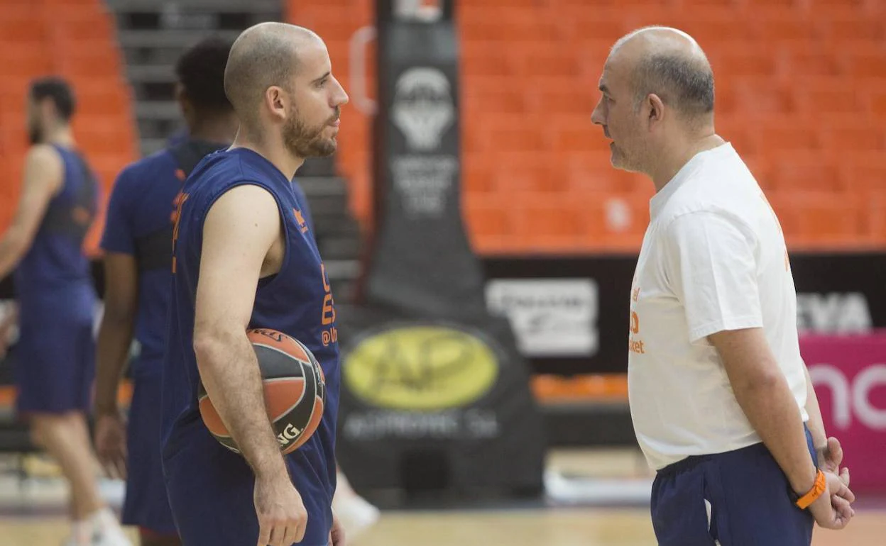 Colom charla con Ponsarnau durante un entrenamiento. :: 