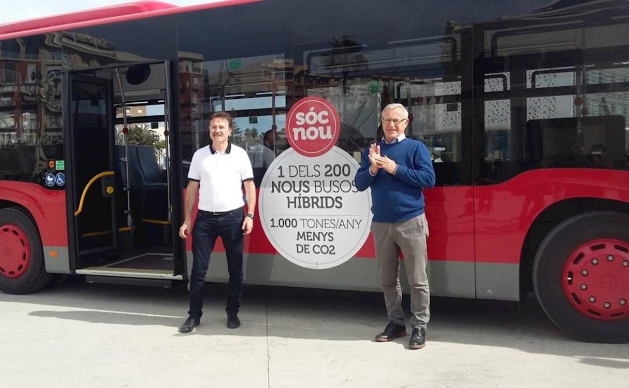 Grezzi y Ribó, delante de un autobús de la EMT. 