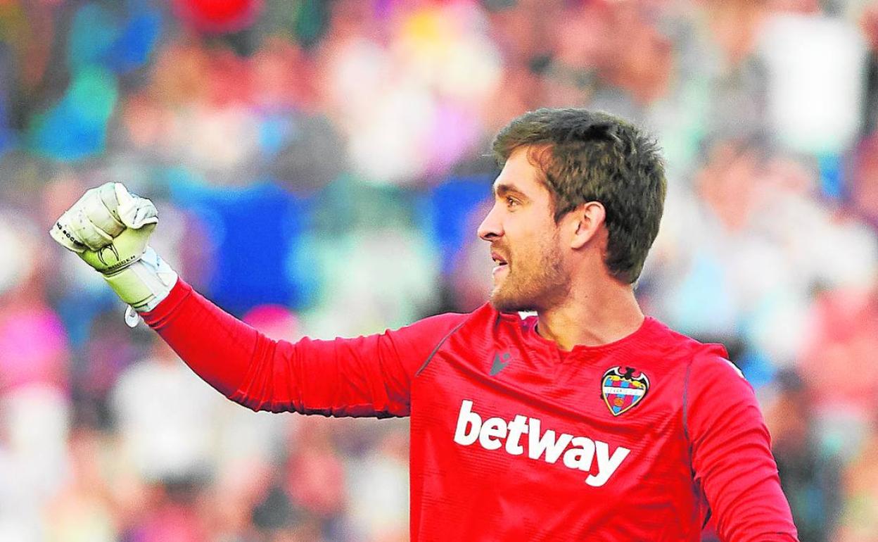 Aitor Fernández celebra uno de los goles del Levante durante el partido contra el Barcelona.