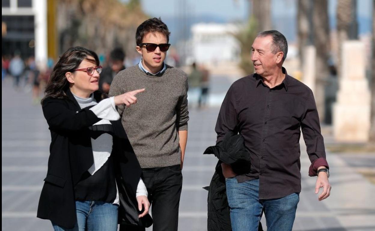 Mónica Oltra, Íñigo Errejón y Joan Baldoví, paseando por la Malvarrosa, durante esta jornada de reflexión.