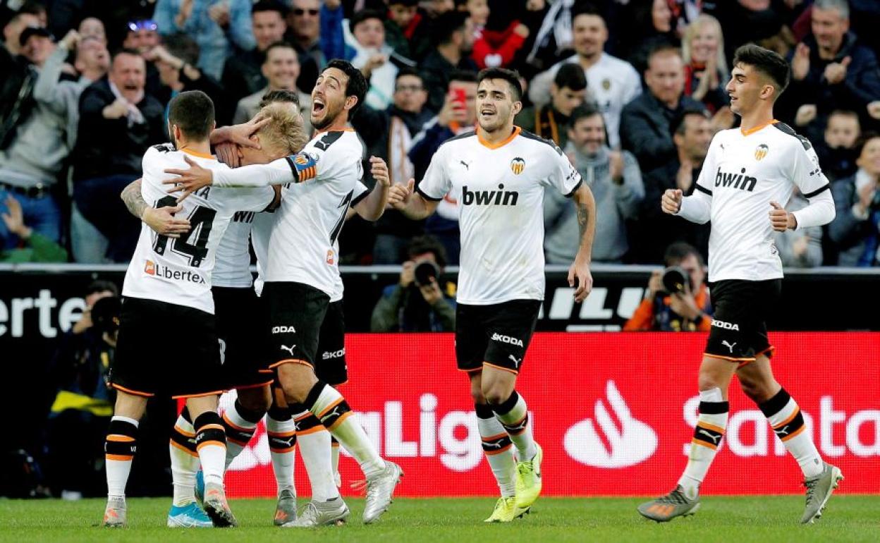 Los jugadores del Valencia celebran el primer gol de Wass ante el Granada.