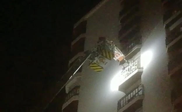 Los bomberos trasladan a un hombre impedido por la ventana desde un piso 11 de Valencia