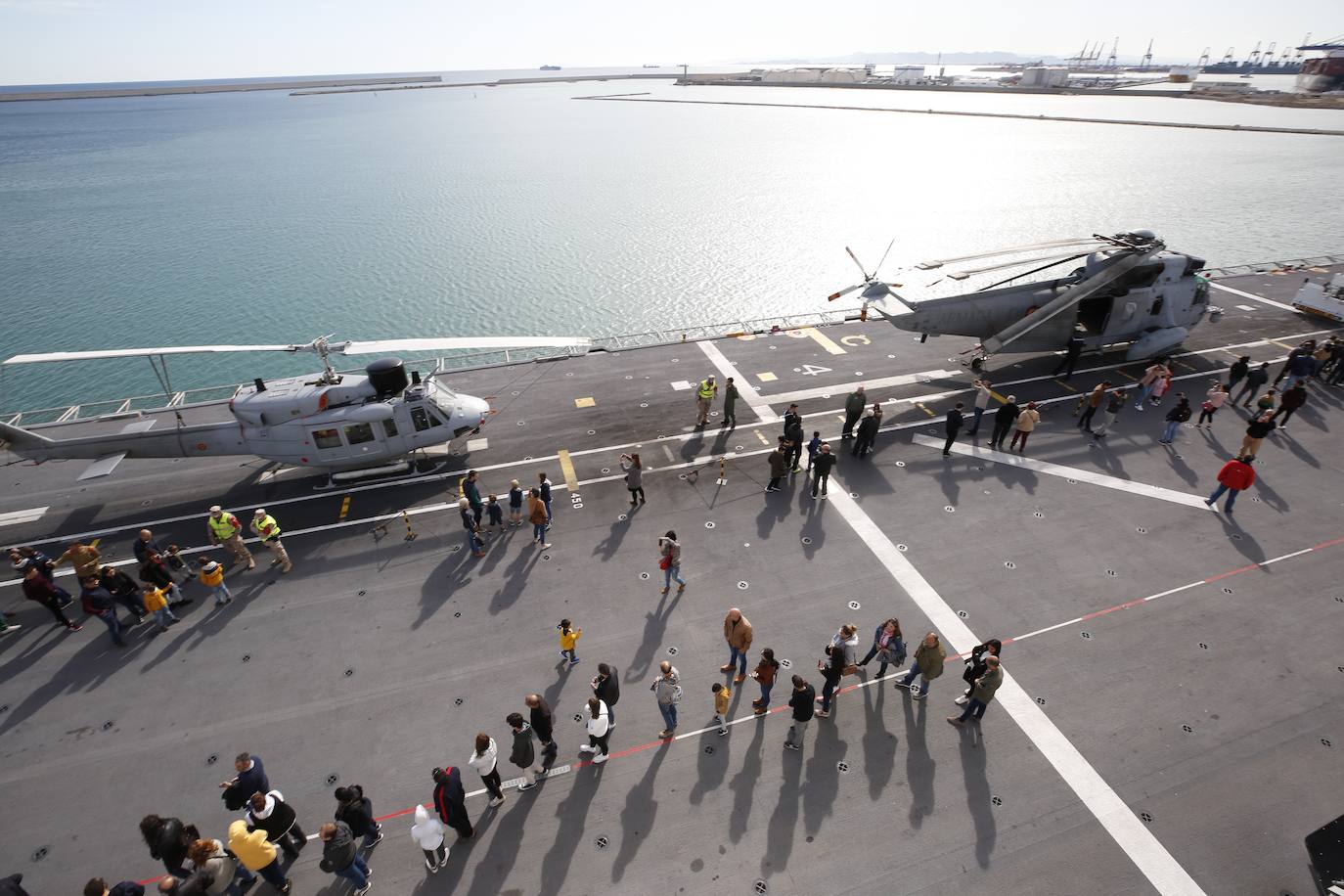 Cientos de personas han hecho largas colas durante la mañana de este sábado para poder subir y descubrir el interior del buque insignia de la Armada, el 'Juan Carlos I'. El portaaviones está atracado durante este fin de semana en el puerto de Valencia y este sábado se celebraba una jornada de puertas abiertas para poder subir y ver cómo es la vida dentro de un barco con más de 200 metros de eslora. 