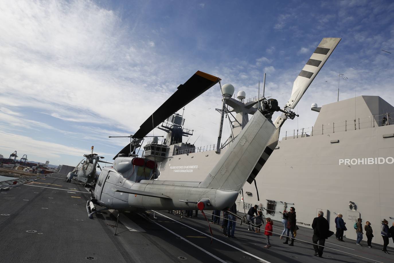 Cientos de personas han hecho largas colas durante la mañana de este sábado para poder subir y descubrir el interior del buque insignia de la Armada, el 'Juan Carlos I'. El portaaviones está atracado durante este fin de semana en el puerto de Valencia y este sábado se celebraba una jornada de puertas abiertas para poder subir y ver cómo es la vida dentro de un barco con más de 200 metros de eslora. 