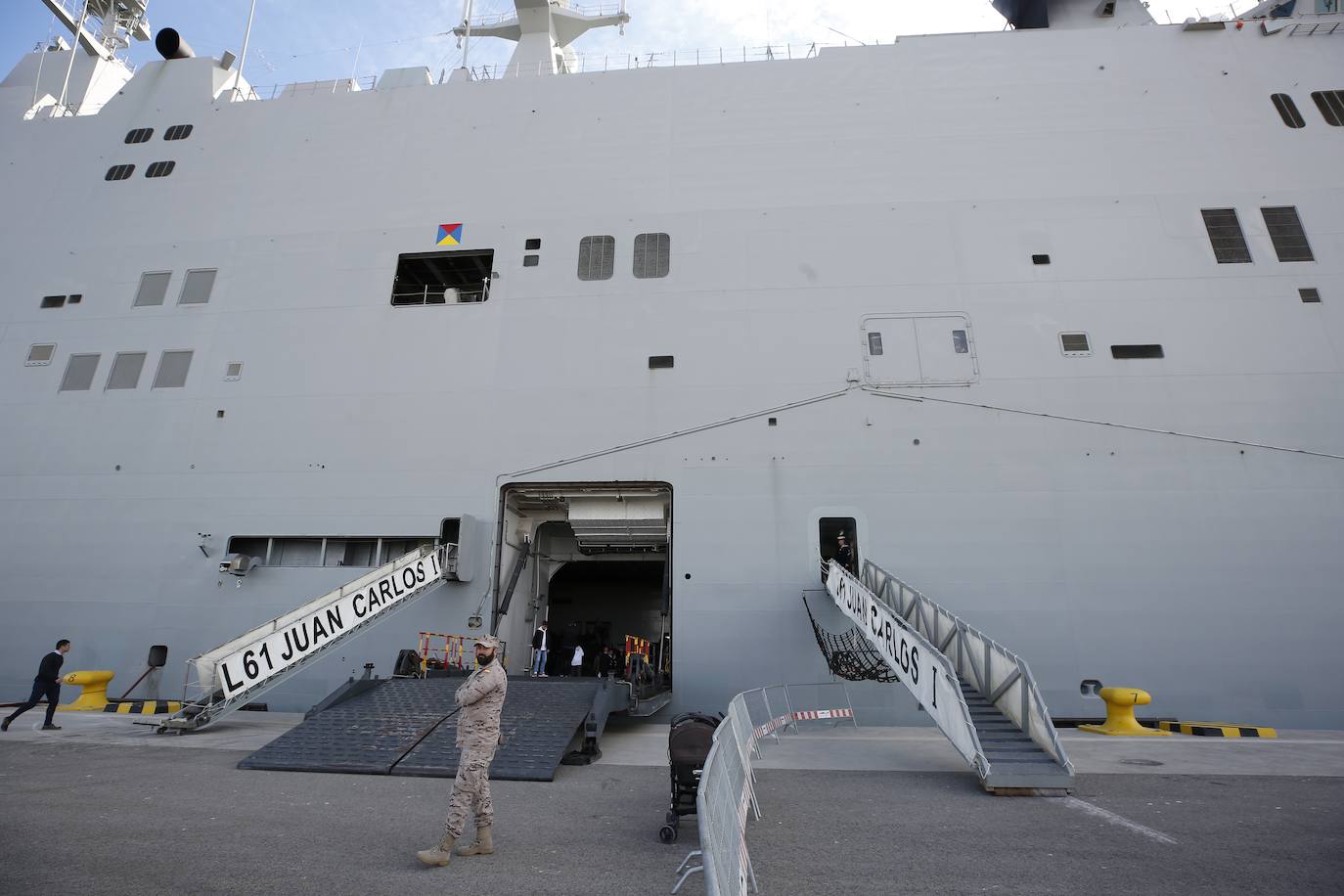 Cientos de personas han hecho largas colas durante la mañana de este sábado para poder subir y descubrir el interior del buque insignia de la Armada, el 'Juan Carlos I'. El portaaviones está atracado durante este fin de semana en el puerto de Valencia y este sábado se celebraba una jornada de puertas abiertas para poder subir y ver cómo es la vida dentro de un barco con más de 200 metros de eslora. 