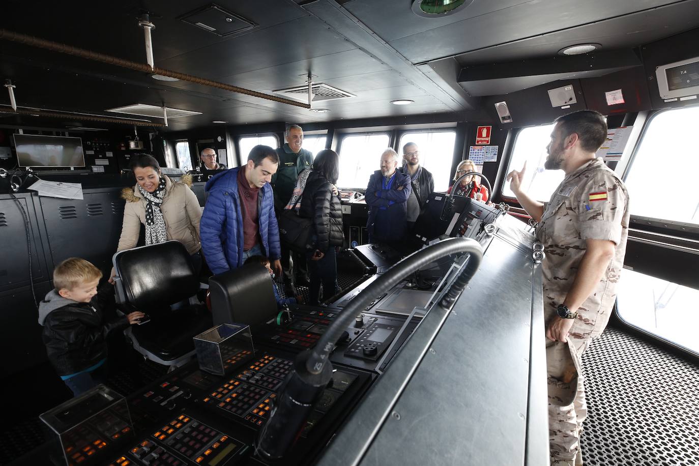 Cientos de personas han hecho largas colas durante la mañana de este sábado para poder subir y descubrir el interior del buque insignia de la Armada, el 'Juan Carlos I'. El portaaviones está atracado durante este fin de semana en el puerto de Valencia y este sábado se celebraba una jornada de puertas abiertas para poder subir y ver cómo es la vida dentro de un barco con más de 200 metros de eslora. 