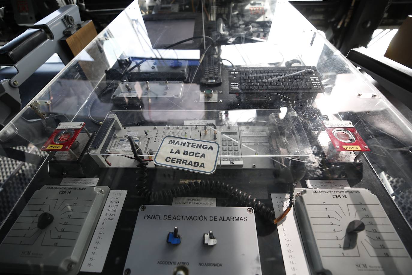 Cientos de personas han hecho largas colas durante la mañana de este sábado para poder subir y descubrir el interior del buque insignia de la Armada, el 'Juan Carlos I'. El portaaviones está atracado durante este fin de semana en el puerto de Valencia y este sábado se celebraba una jornada de puertas abiertas para poder subir y ver cómo es la vida dentro de un barco con más de 200 metros de eslora. 