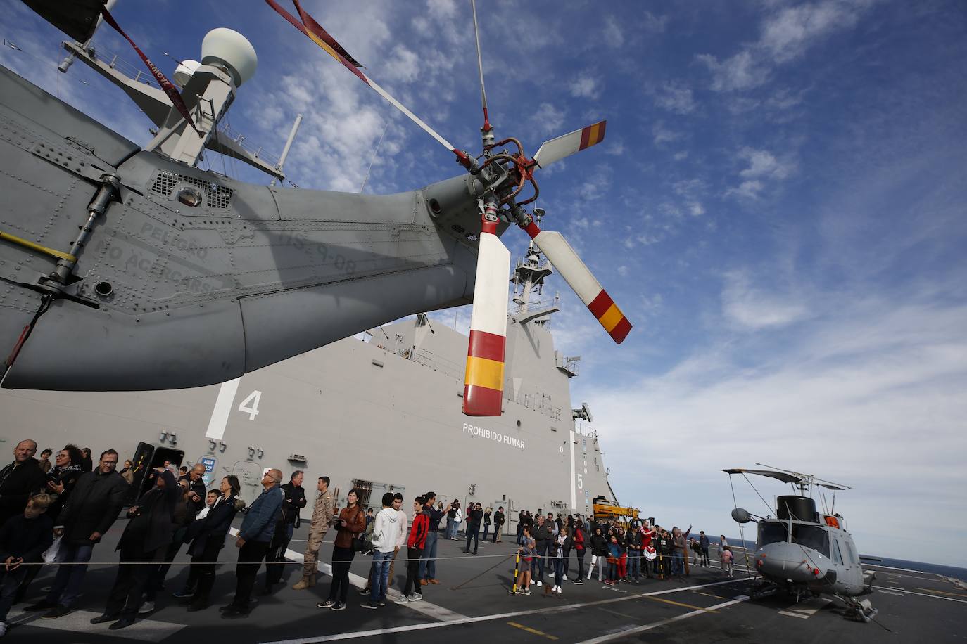 Cientos de personas han hecho largas colas durante la mañana de este sábado para poder subir y descubrir el interior del buque insignia de la Armada, el 'Juan Carlos I'. El portaaviones está atracado durante este fin de semana en el puerto de Valencia y este sábado se celebraba una jornada de puertas abiertas para poder subir y ver cómo es la vida dentro de un barco con más de 200 metros de eslora. 