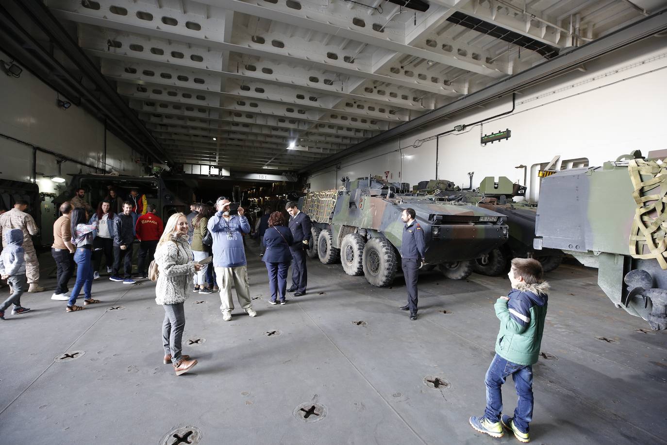 Cientos de personas han hecho largas colas durante la mañana de este sábado para poder subir y descubrir el interior del buque insignia de la Armada, el 'Juan Carlos I'. El portaaviones está atracado durante este fin de semana en el puerto de Valencia y este sábado se celebraba una jornada de puertas abiertas para poder subir y ver cómo es la vida dentro de un barco con más de 200 metros de eslora. 