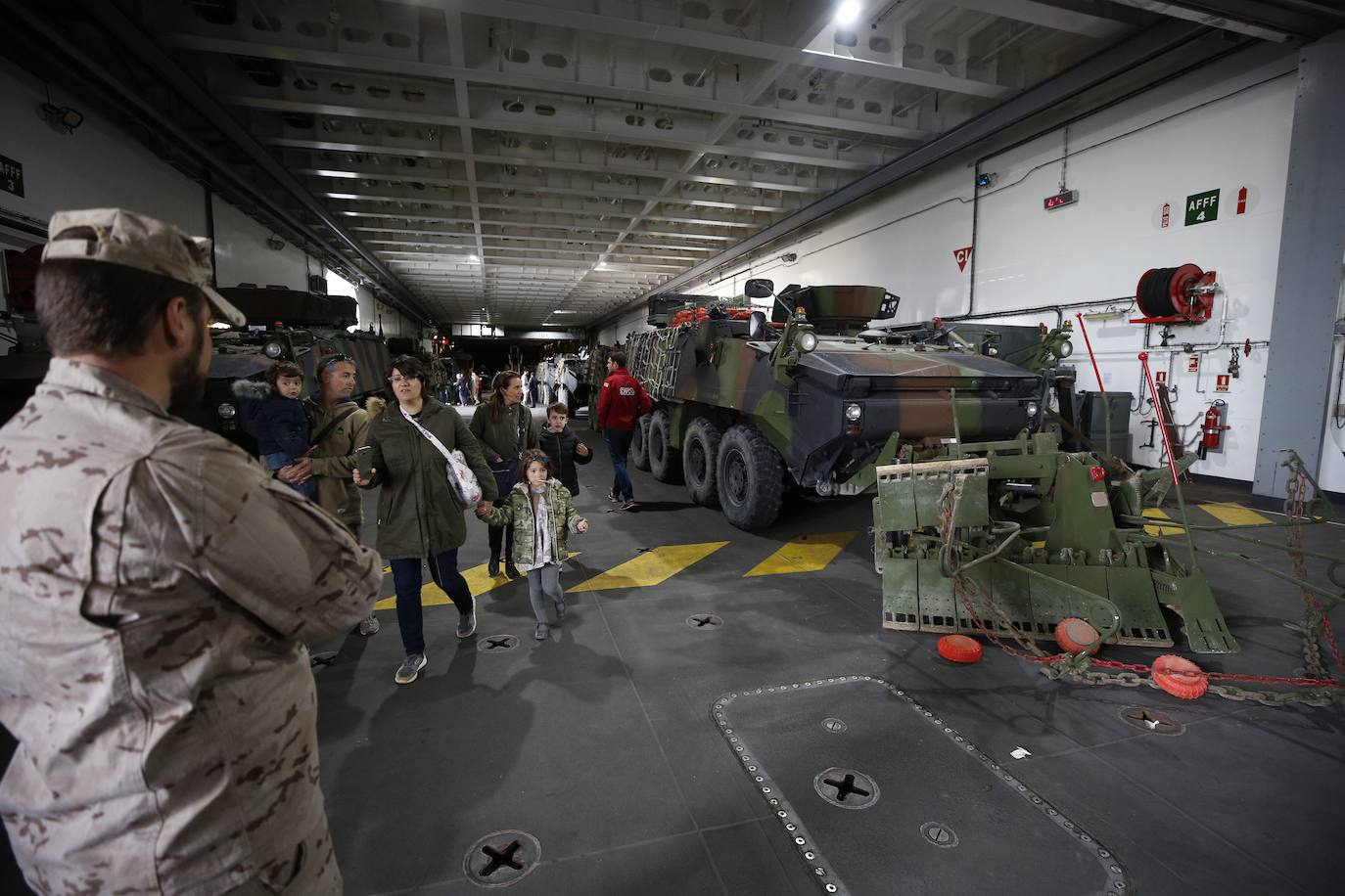 Cientos de personas han hecho largas colas durante la mañana de este sábado para poder subir y descubrir el interior del buque insignia de la Armada, el 'Juan Carlos I'. El portaaviones está atracado durante este fin de semana en el puerto de Valencia y este sábado se celebraba una jornada de puertas abiertas para poder subir y ver cómo es la vida dentro de un barco con más de 200 metros de eslora. 