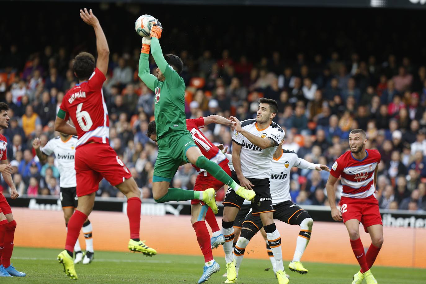 Partido disputado en Mestalla que acabó con victoria valencianista tras los tantos de Wass y Ferran.