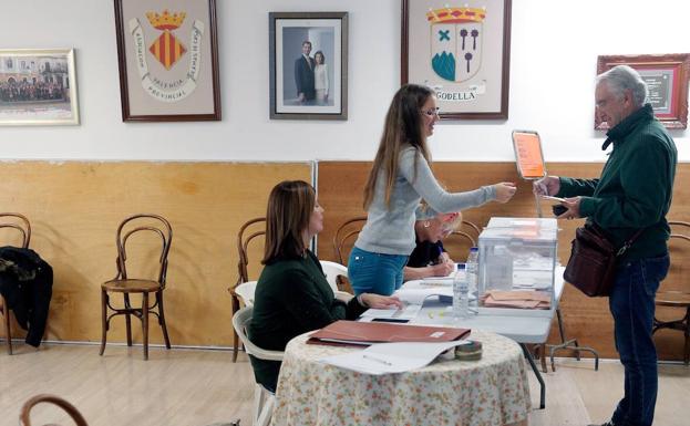 Insultos, papeletas erróneas y otras anécdotas de la jornada en la Comunitat