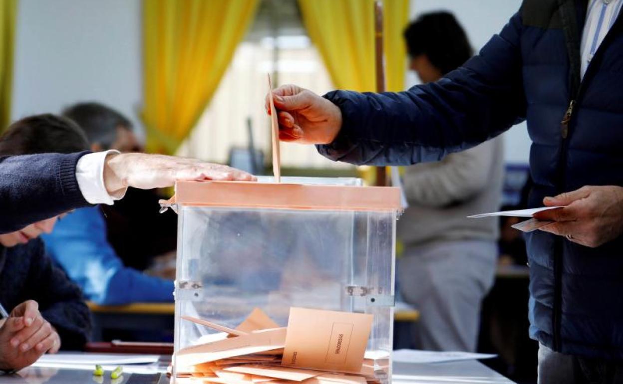 Un hombre deposita su voto en las elecciones generales del 10-N