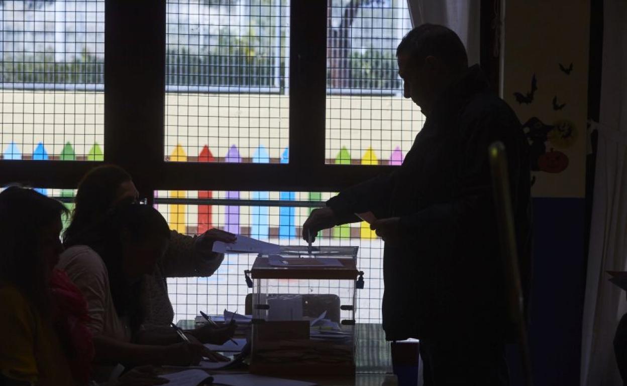 Un hombre vota en un colegio electoral durante las elecciones generales del 10-N.