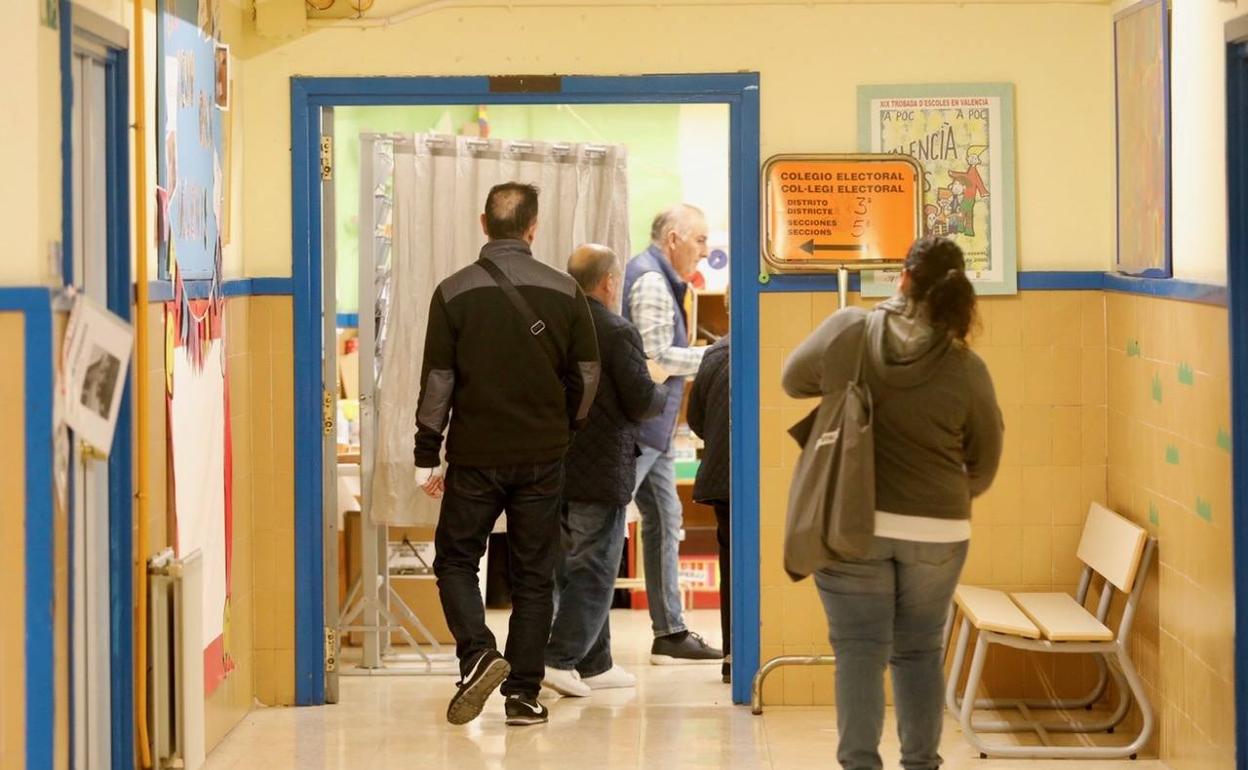 Personas acuden a votar a un colegio valenciano. 