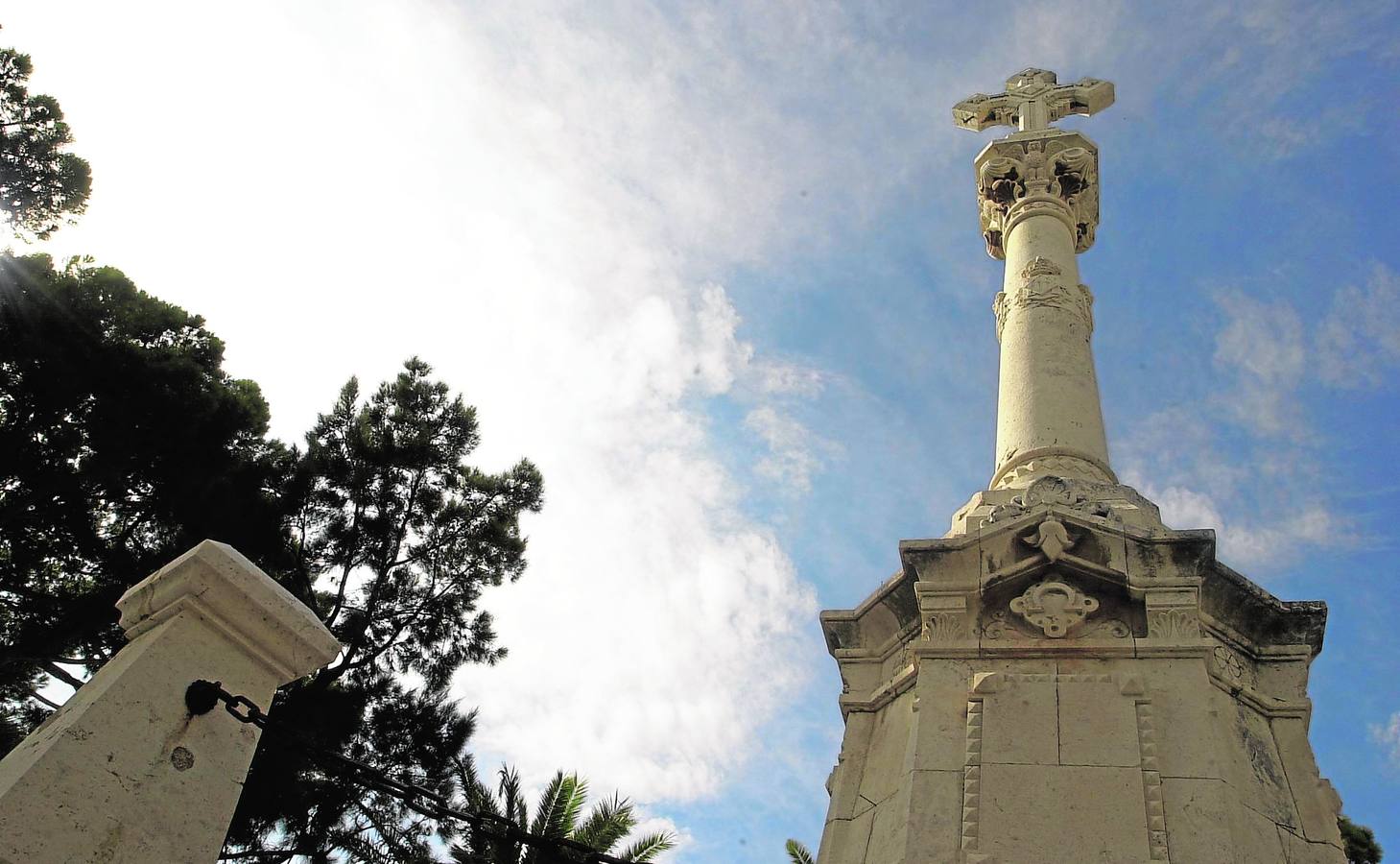 Recordatorio a los fallecidos en la epidemia de 1885 en el cementerio de Valencia.