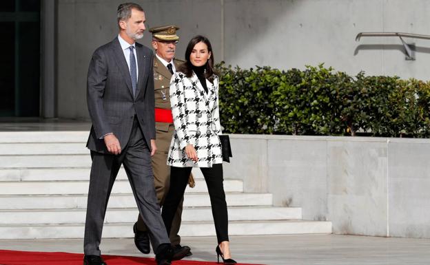 Imagen principal - Chaqueta Utarque pata de gallo Reina Letizia | La Reina Letizia viaja a Cuba con el estampado del invierno