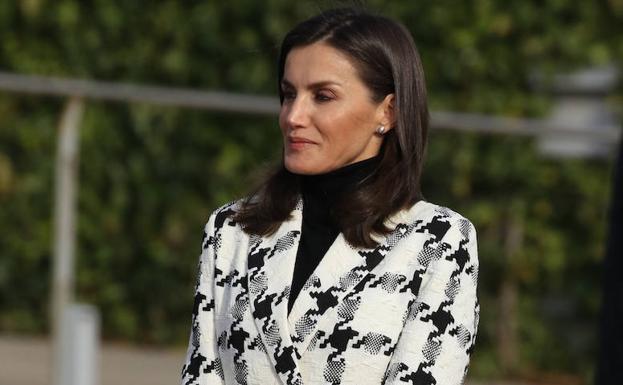 La Reina Letizia viaja a Cuba con el estampado del invierno. 