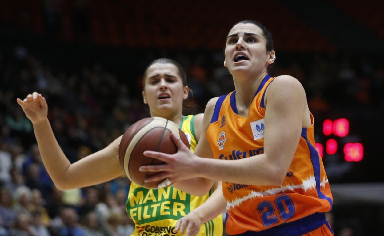 Leticia Romero entra a canasta en el partido ante el Mann Filter 