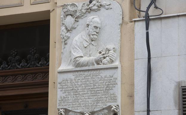 Placa en la calle Pascual y Genís que recuerda el lugar donde estaba el laboratorio del doctor Ferrán. 