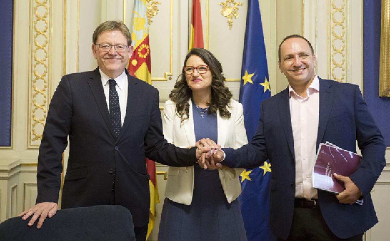 Puig, Oltra y Martínez Dalmau, tras la firma del segundo pacto del Botánico para formar Gobierno entre PSPV, Compromís y Podem.