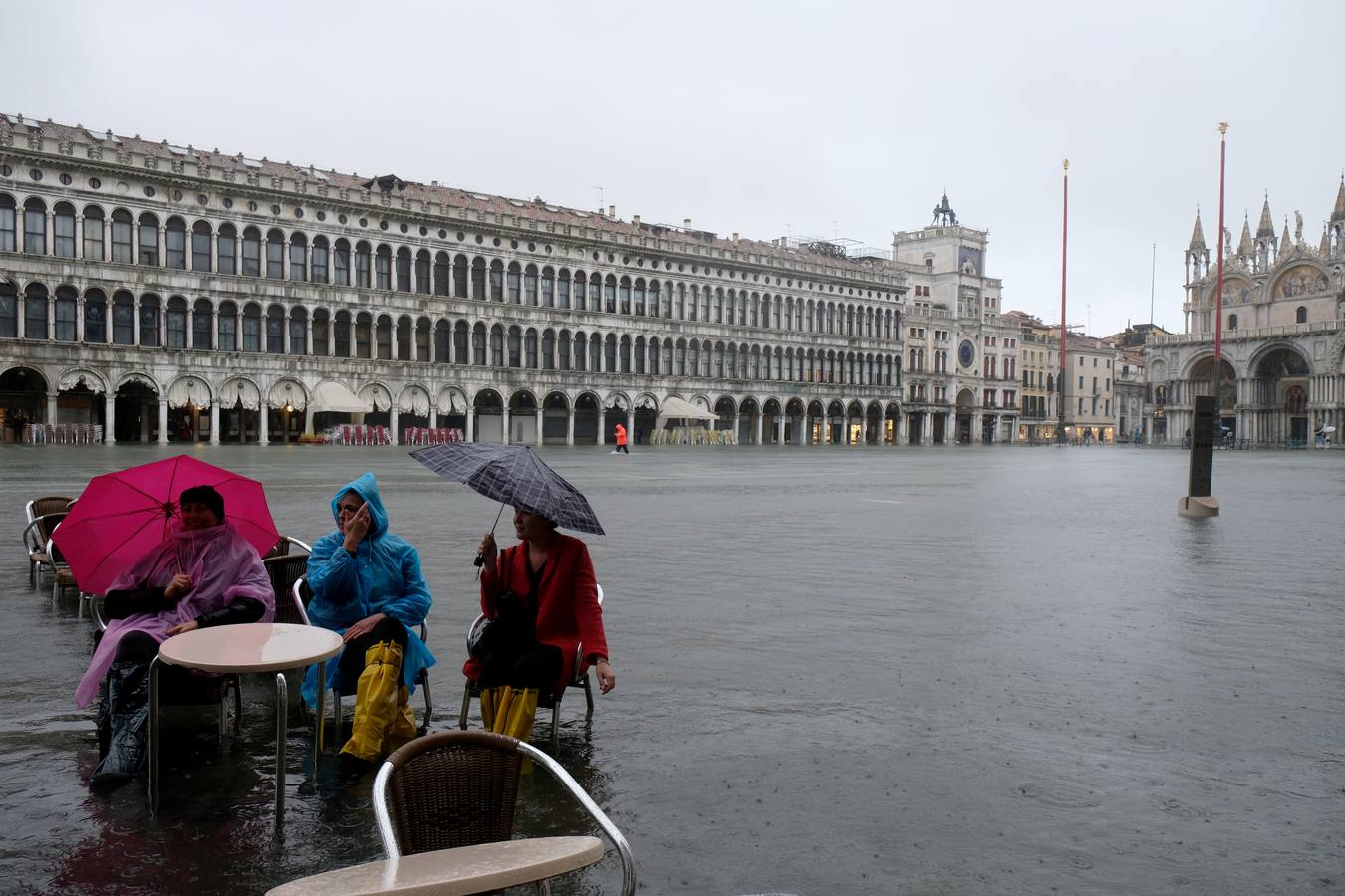 La ciudad italiana registra una «acqua alta» histórica y la basílica de San Marcos sufre graves daños durante una marea excepcional