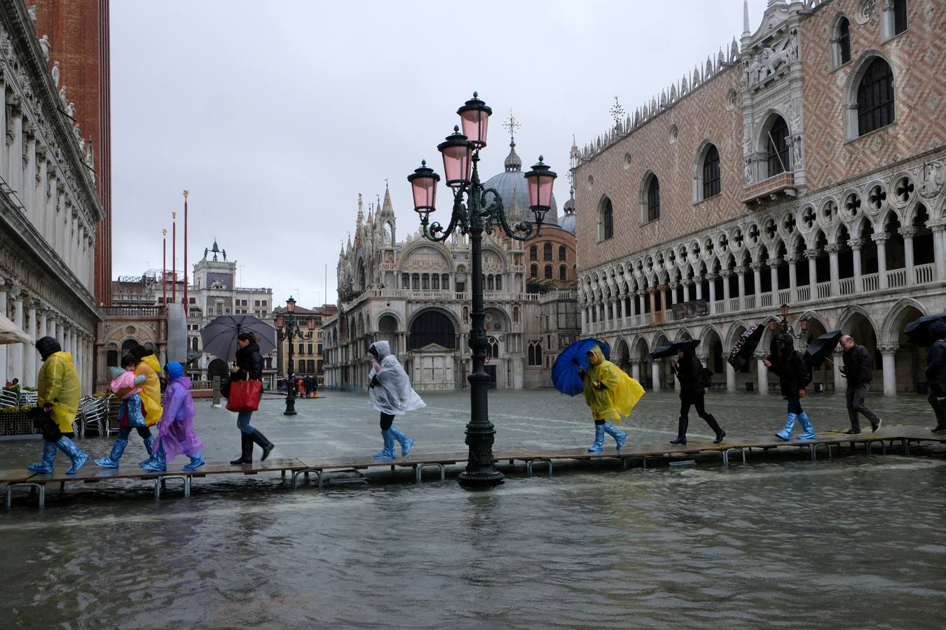 La ciudad italiana registra una «acqua alta» histórica y la basílica de San Marcos sufre graves daños durante una marea excepcional