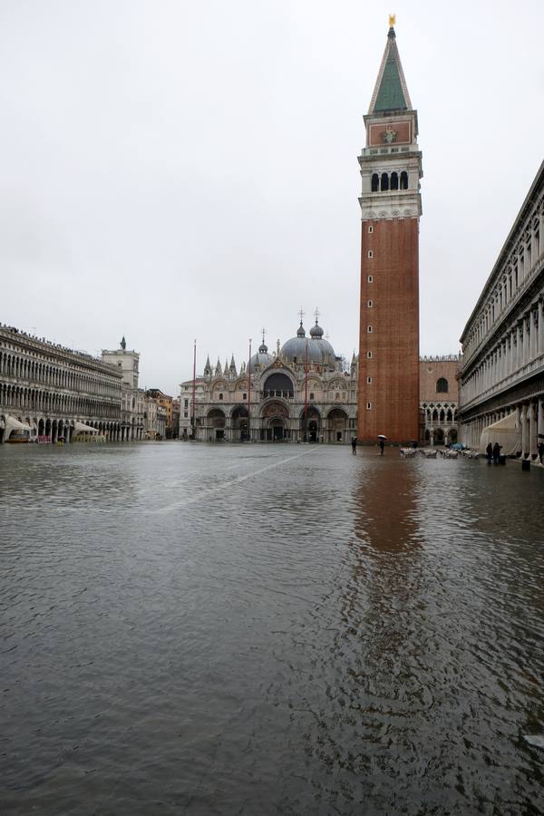 La ciudad italiana registra una «acqua alta» histórica y la basílica de San Marcos sufre graves daños durante una marea excepcional