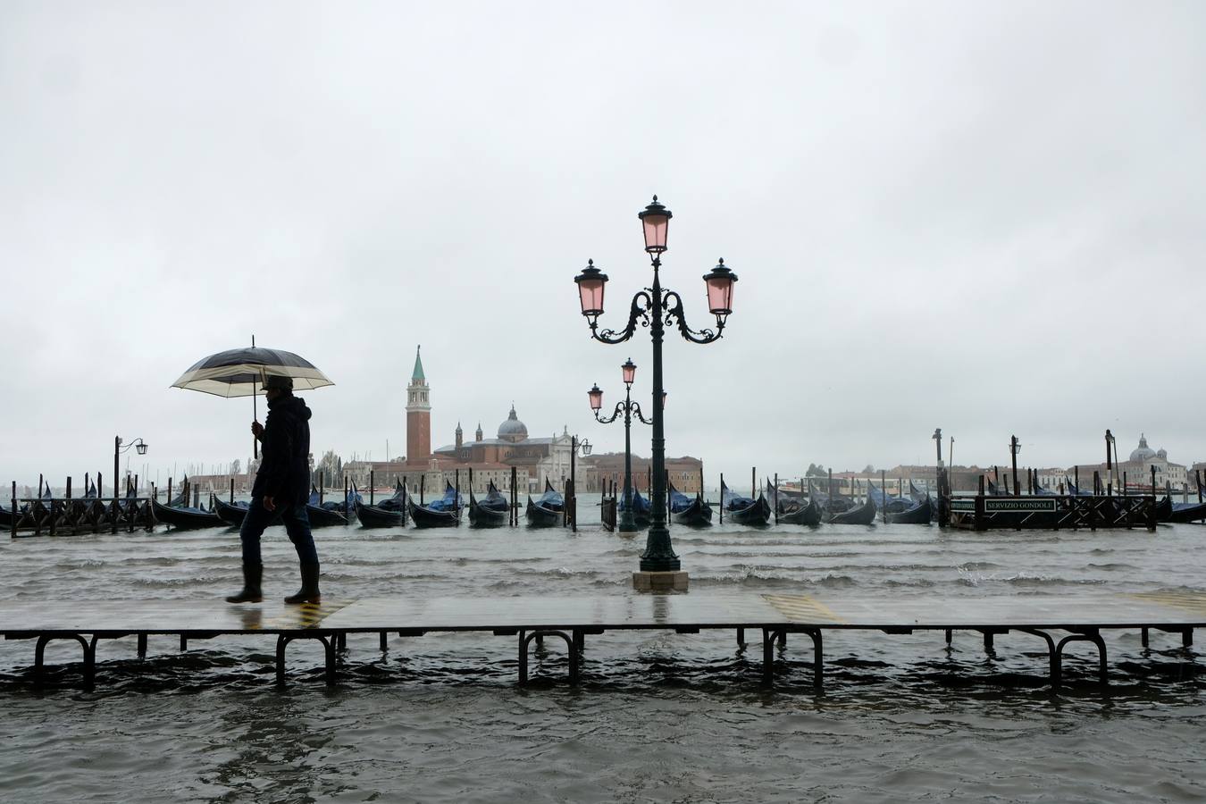 La ciudad italiana registra una «acqua alta» histórica y la basílica de San Marcos sufre graves daños durante una marea excepcional