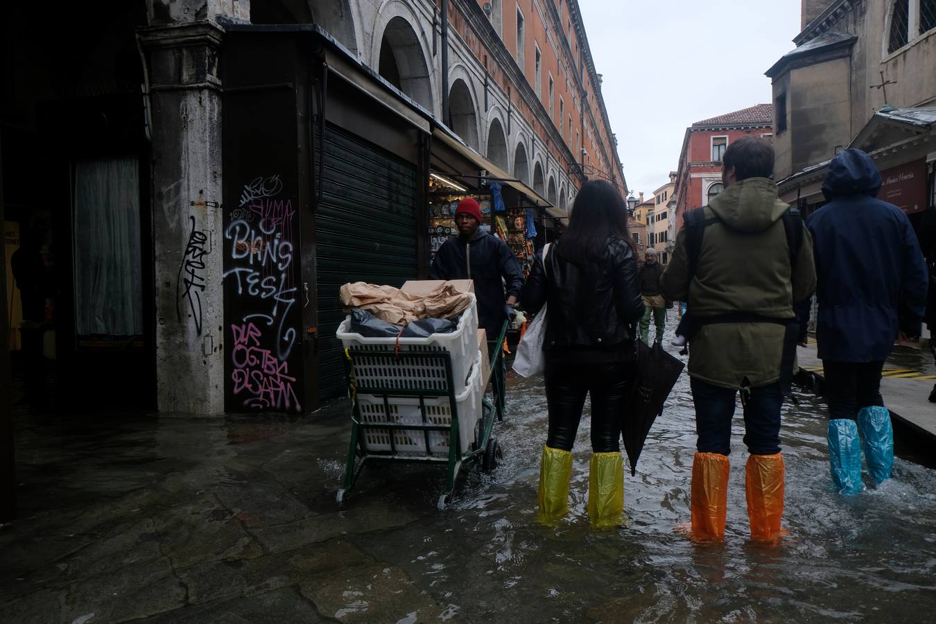 La ciudad italiana registra una «acqua alta» histórica y la basílica de San Marcos sufre graves daños durante una marea excepcional