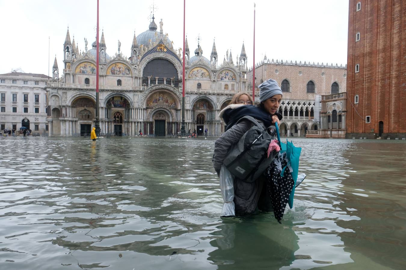 La ciudad italiana registra una «acqua alta» histórica y la basílica de San Marcos sufre graves daños durante una marea excepcional