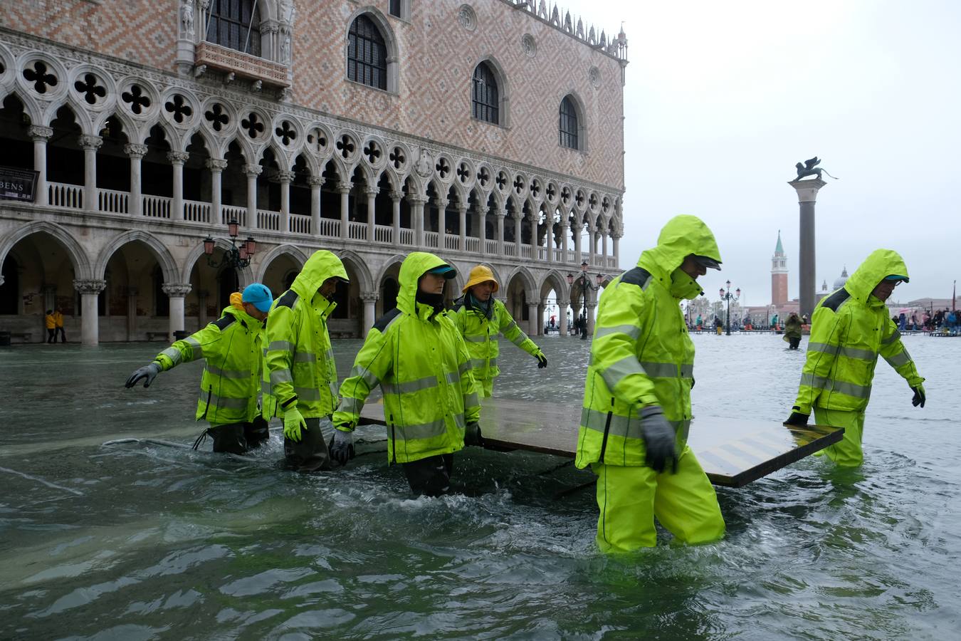 La ciudad italiana registra una «acqua alta» histórica y la basílica de San Marcos sufre graves daños durante una marea excepcional