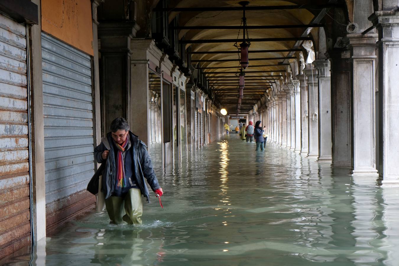 La ciudad italiana registraba en la noche del martes al miércoles una histórica «acqua alta», con un pico que podría alcanzar o superar los 1,90 metros