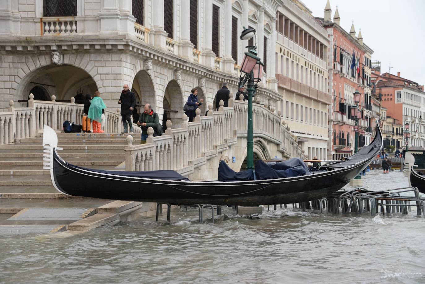 La ciudad italiana registra una «acqua alta» histórica y la basílica de San Marcos sufre graves daños durante una marea excepcional