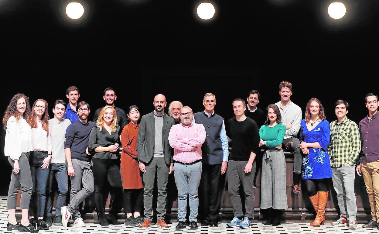 El equipo artístico y técnico de 'Les mamelles de Terésias', que se verá también los días 21, 22 y 24 de este mes. 