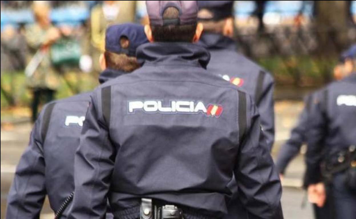 Dos policías de Valencia auxilian a un joven herido grave en Barcelona