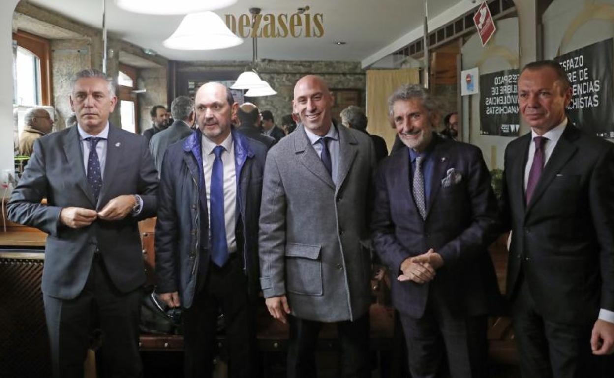 Luis Rubiales (c), en los actos de celebración del 110 aniversario de la Federación Gallega de Fútbol.