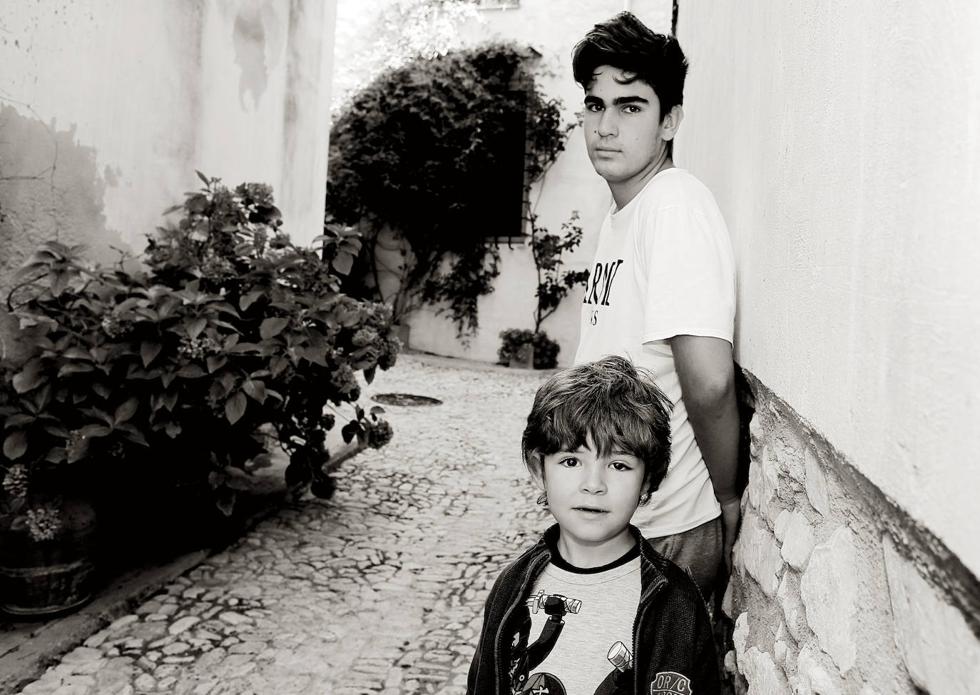 Jordi y Omar. Los dos últimos niños de Benimassot posan en un rincón de la parte alta de este pueblo de El Comtat.