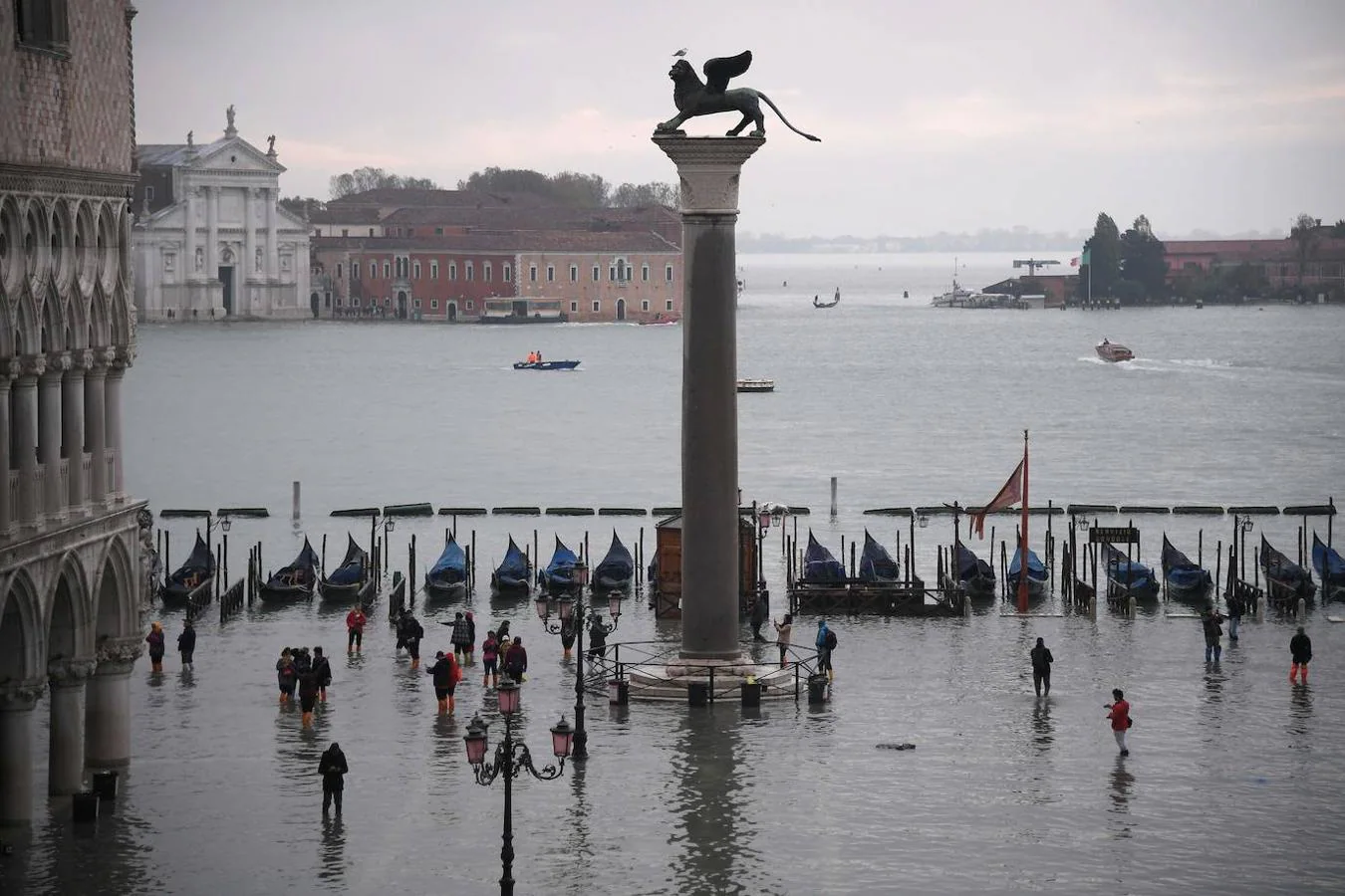 Una vista general muestra el Palacio Ducal (i) con vistas a la Plaza de San Marcos inundada, la estatua de bronce alada del León de San Marcos, las góndolas y la laguna veneciana.