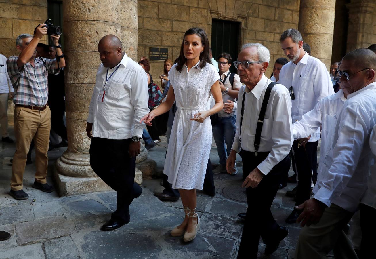 Felipe VI y doña Letizia se pasean por la Habana vieja durante el viaje oficial