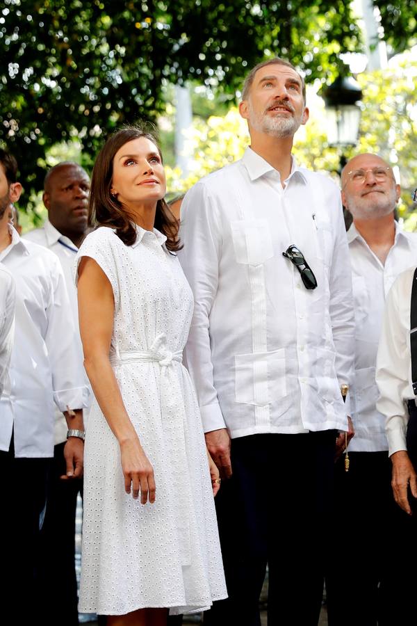 Felipe VI y doña Letizia se pasean por la Habana vieja durante el viaje oficial