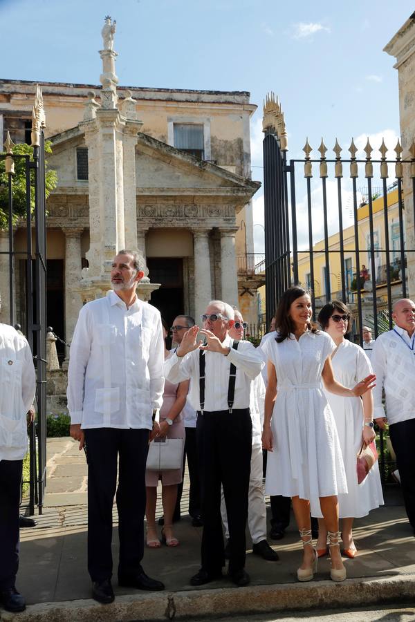 Felipe VI y doña Letizia se pasean por la Habana vieja durante el viaje oficial