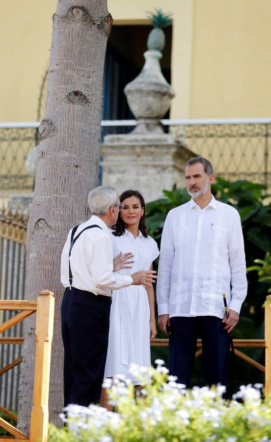 Felipe VI y doña Letizia se pasean por la Habana vieja durante el viaje oficial