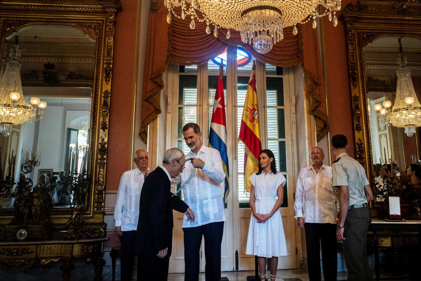 Felipe VI y doña Letizia se pasean por la Habana vieja durante el viaje oficial