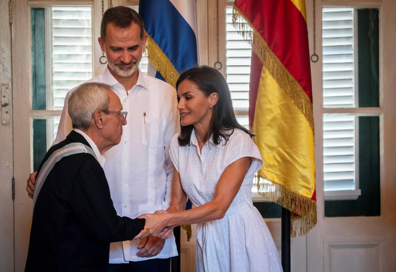 Felipe VI y doña Letizia se pasean por la Habana vieja durante el viaje oficial