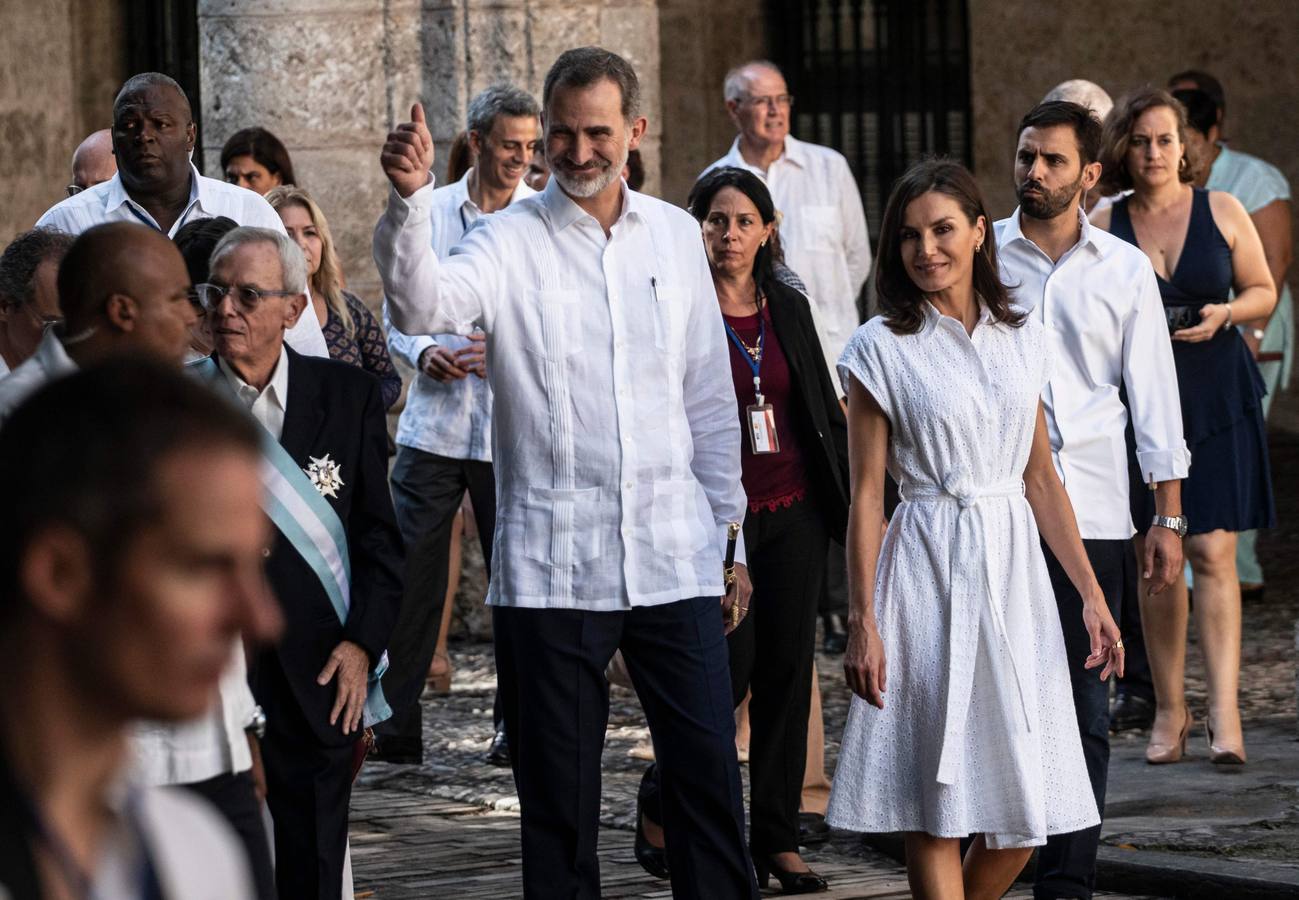 Felipe VI y doña Letizia se pasean por la Habana vieja durante el viaje oficial