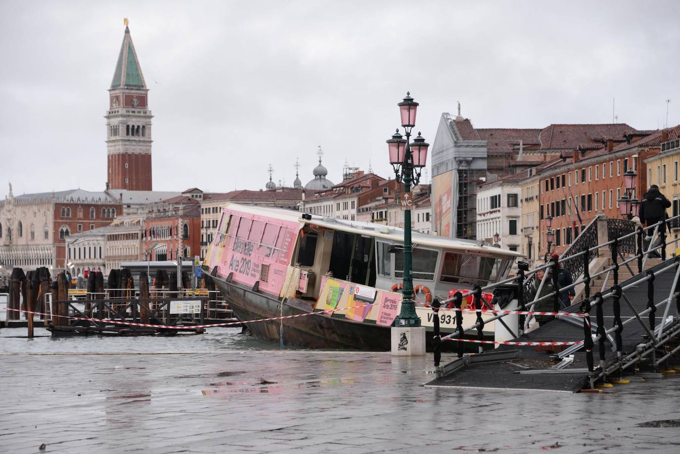 La ciudad italiana registraba en la noche del martes al miércoles una histórica «acqua alta», con un pico que podría alcanzar o superar los 1,90 metros